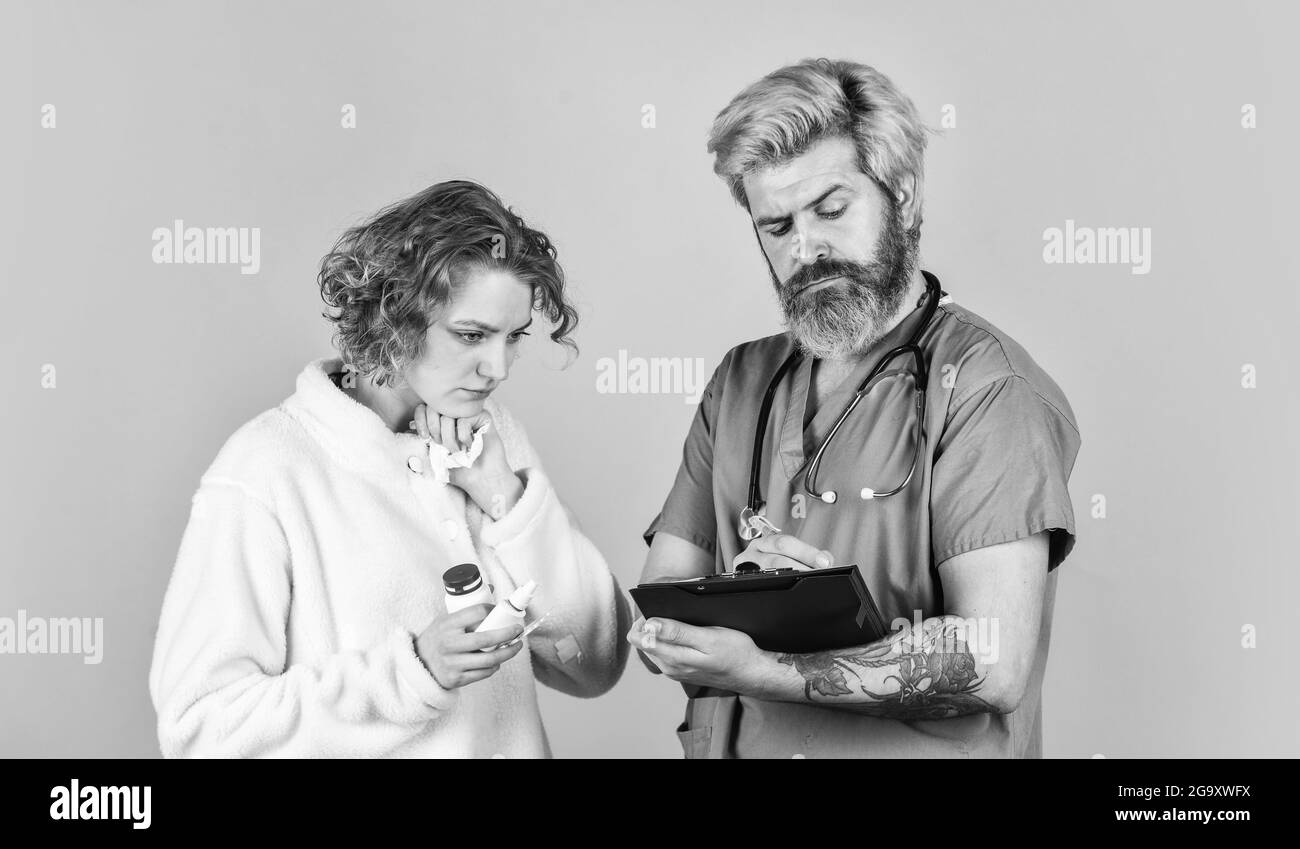 Einnahme von verschreibungspflichtigen Medikamenten. Sprechen Sie mit dem Patienten über Medikamente. Behandlungsmethode. Virusepidemien-Prävention. Coronavirus-Krankheit. Gesundheitswesen und Stockfoto