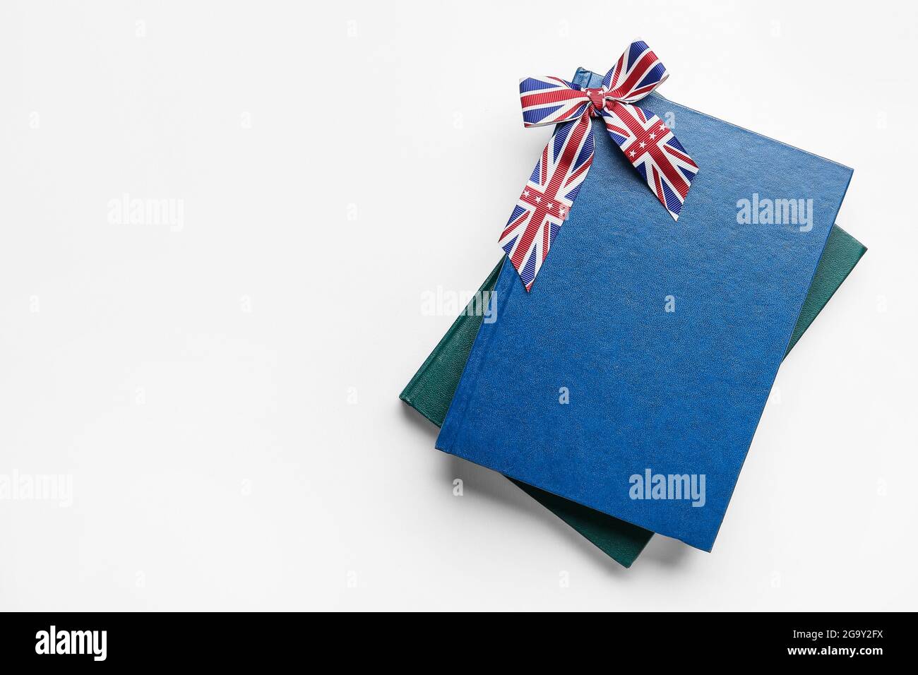 Notizbücher und Band in den Farben der britischen Flagge auf weißem Hintergrund. Konzept des Englischlernens Stockfoto