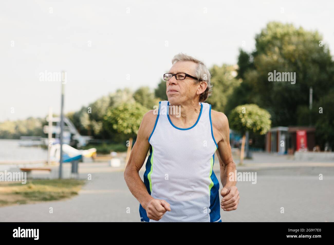 Der ältere Mann läuft an der frischen Luft Stockfoto