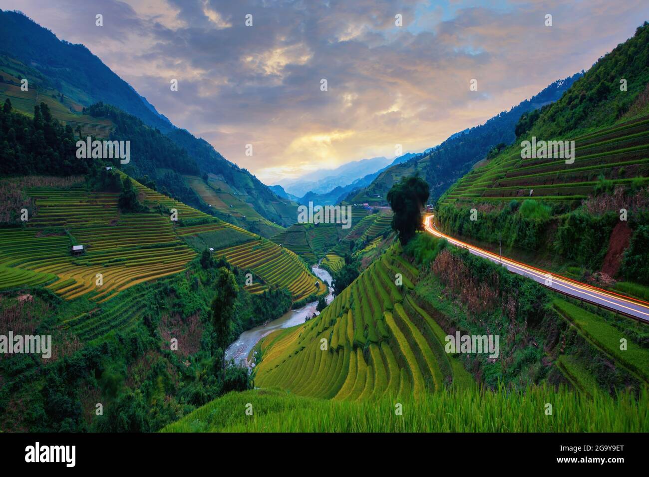 Fluss durch ein Tal mit terrassierten Reisfeldern, Mu Cang Chai, Yen Bai, Vietnam Stockfoto