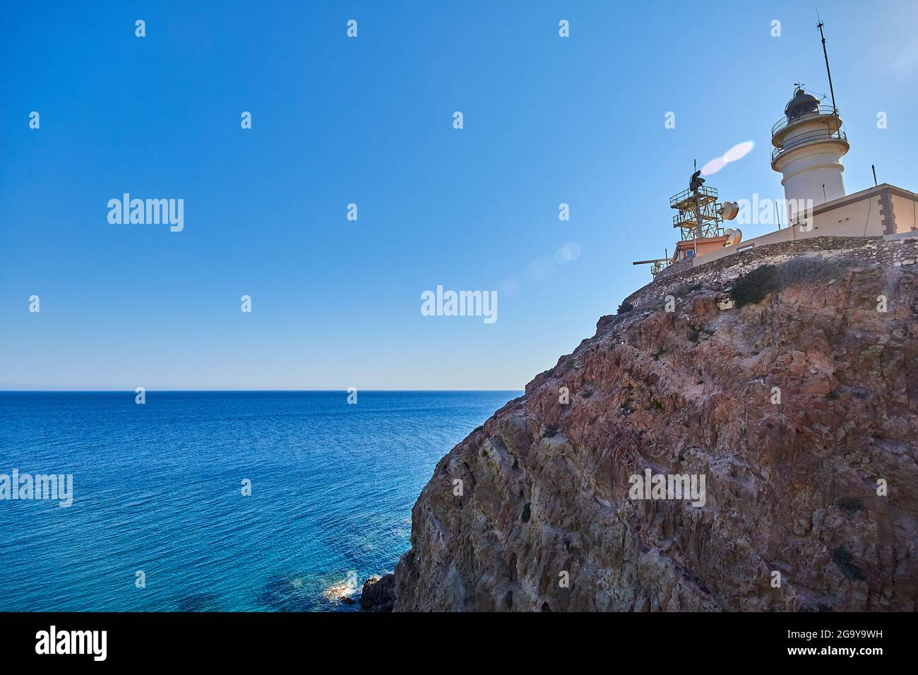 Blick auf natürliche Felsformationen in der zerklüfteten Küste des Naturparks Cabo de Gata am Mittelmeer in Almeria, Spanien. Stockfoto