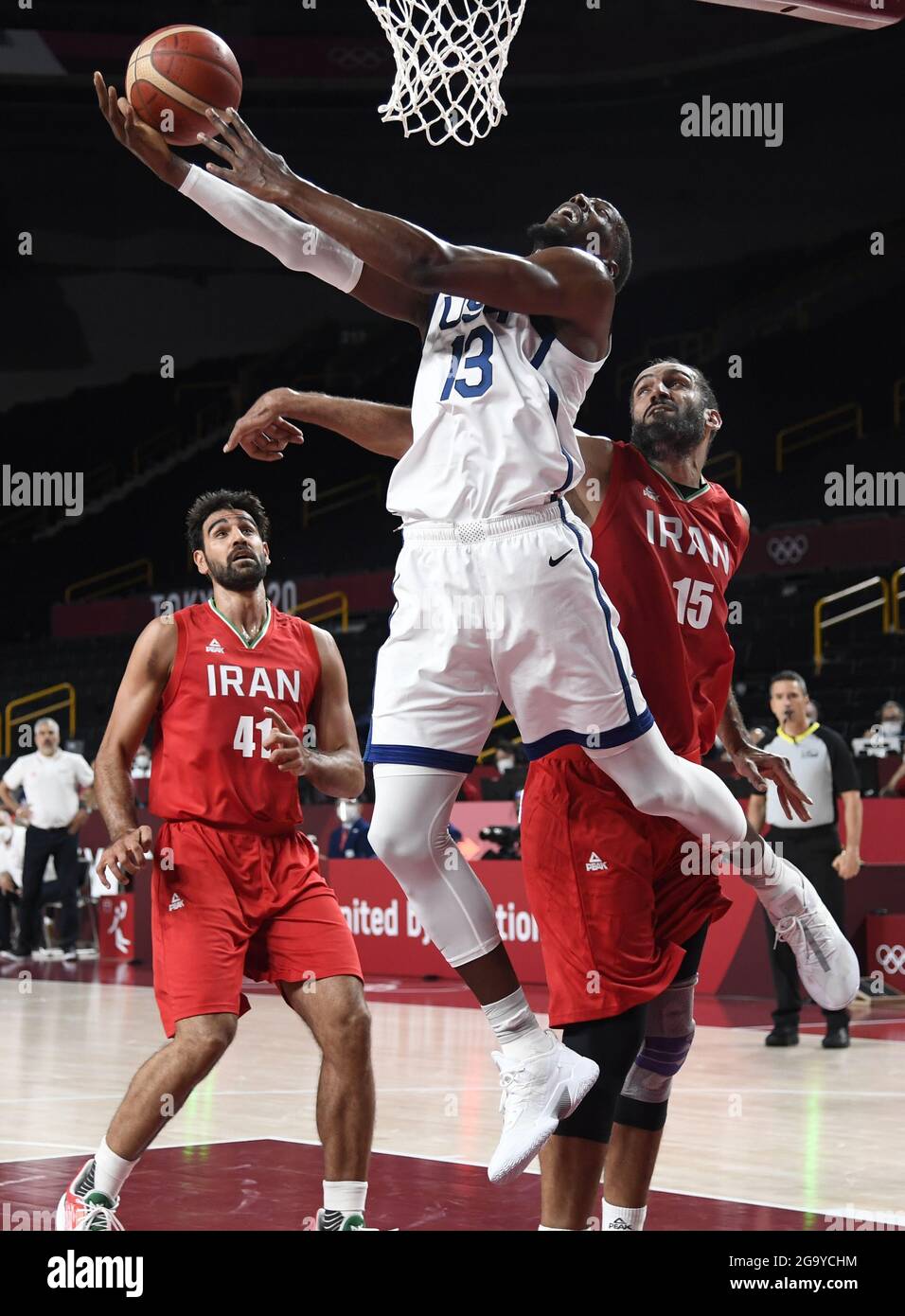 Tokio, Japan. Juli 2021. Der US-Amerikaner Bam Adebayo (13) bewegt sich während eines Basketballspiels der Männer bei den Olympischen Spielen 2020 in Tokio, Mittwoch, den 28. Juli 2021, zwischen dem iranischen Arsalan Kazemi (41) und Hamed Haddadi unter dem Korb. Japan. Die USA gewannen leicht, 120-66. Foto von Mike Theiler/UPI Credit: UPI/Alamy Live News Stockfoto