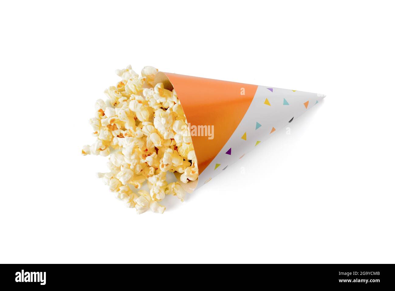 Partykegel mit leckerem Popcorn auf weißem Hintergrund Stockfoto