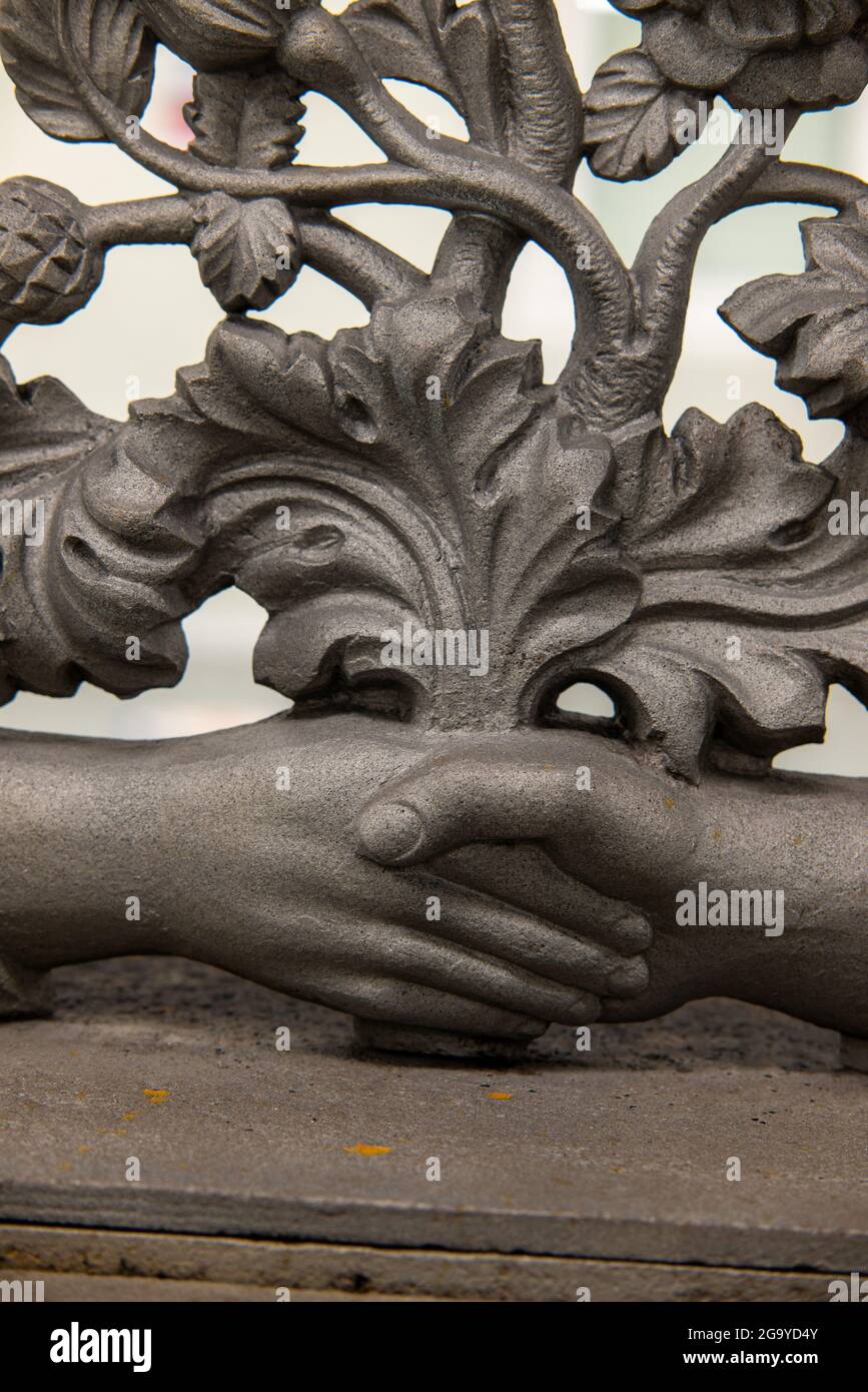 Detail eines der Wappen, die während der Wiederherstellung entfernt wurden und an beiden Enden der Union Chain Bridge angezeigt werden Stockfoto