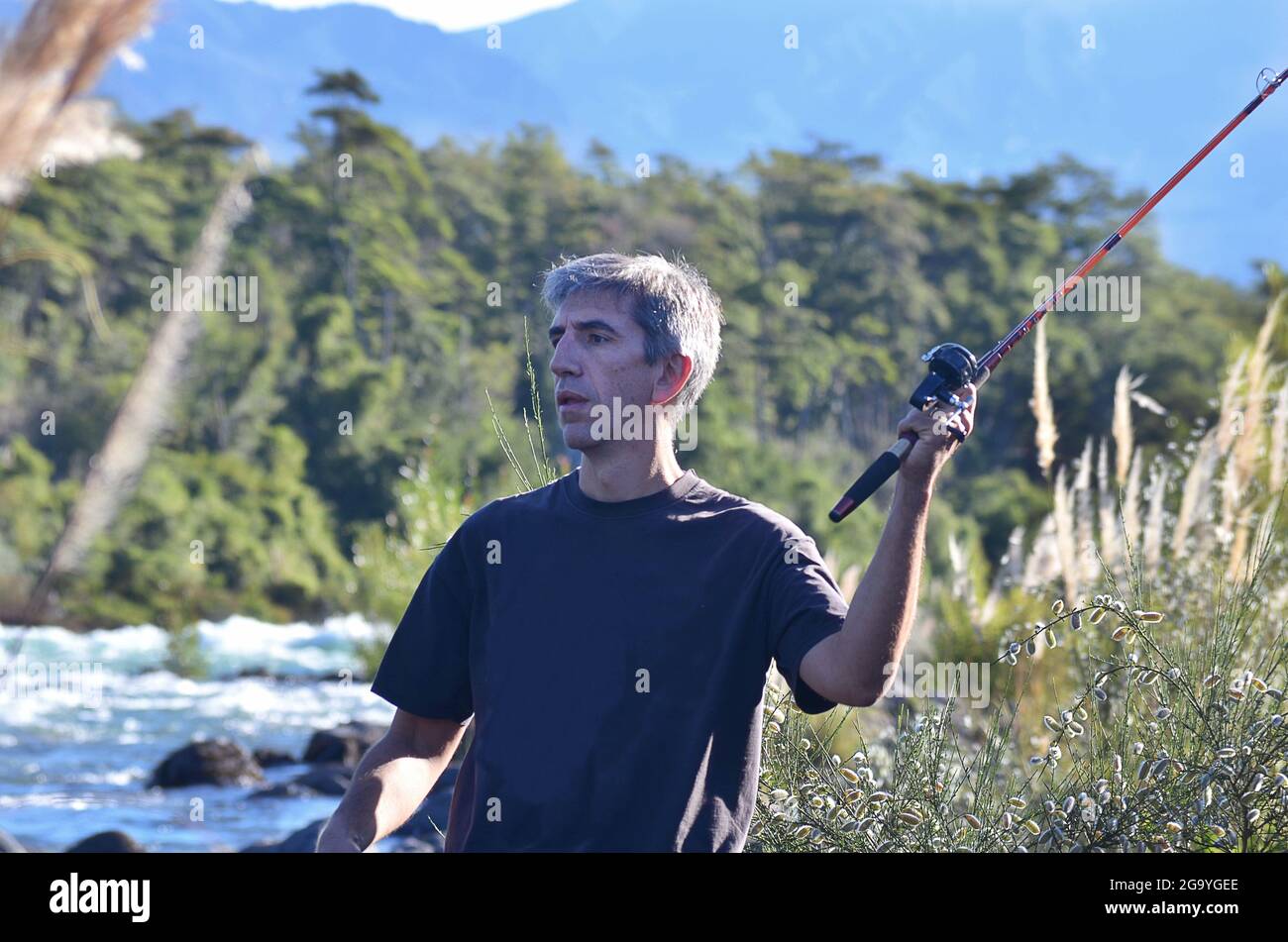 Mann, der an einem Fluss angeln steht, Argentinien Stockfoto