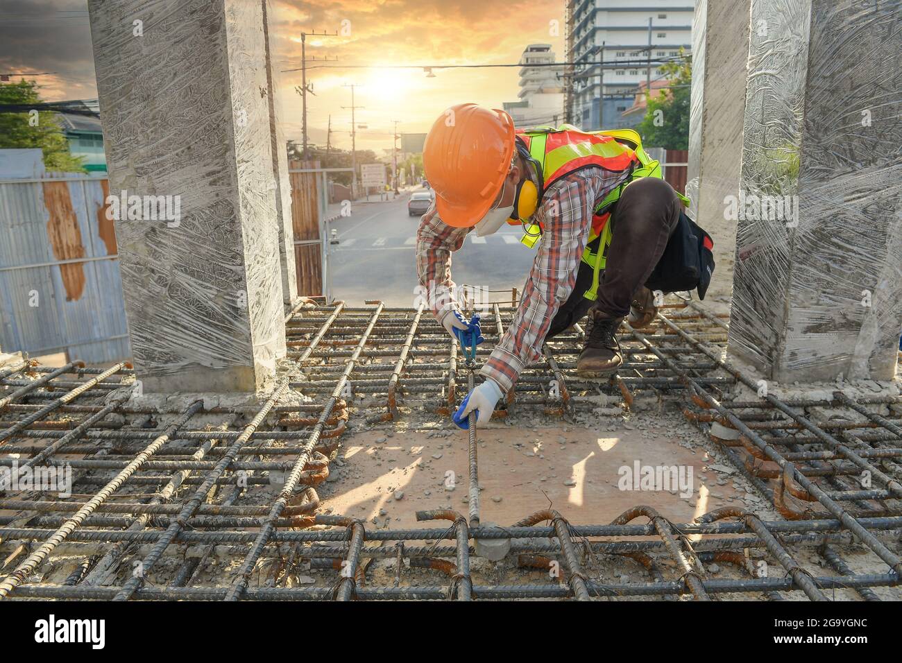 Bauarbeiter auf einer Baustelle, die die Fundamente überprüft, Thailand Stockfoto