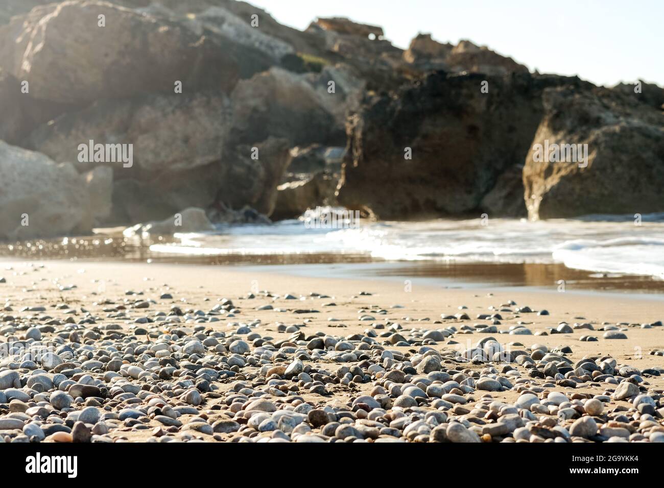 Eine Nahaufnahme der glatt polierten bunten Steine, die am Strand in Nordzypern an Land gewaschen wurden Stockfoto