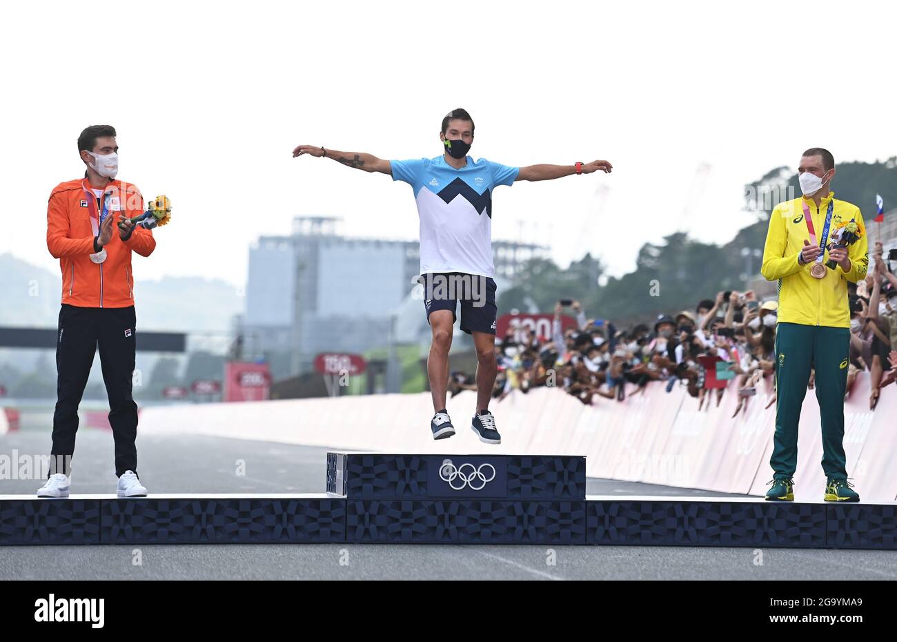Shizuoka, Japan. Juli 2021. Primoz Roglic (C) aus Slowenien posiert mit Tom Dumoulin aus den Niederlanden (L) und Rohan Dennis aus Australien während der Siegerehrung nach dem Einzelzeitfahren der Männer auf den Radwegen in Tokio 2020 in Shizuoka, Japan, 28. Juli 2021. Quelle: He Changshan/Xinhua/Alamy Live News Stockfoto
