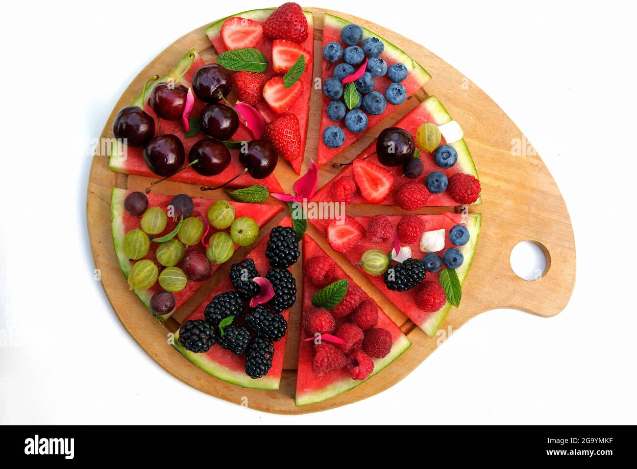 Süße Wassermelone Pizza mit Beeren. Stockfoto