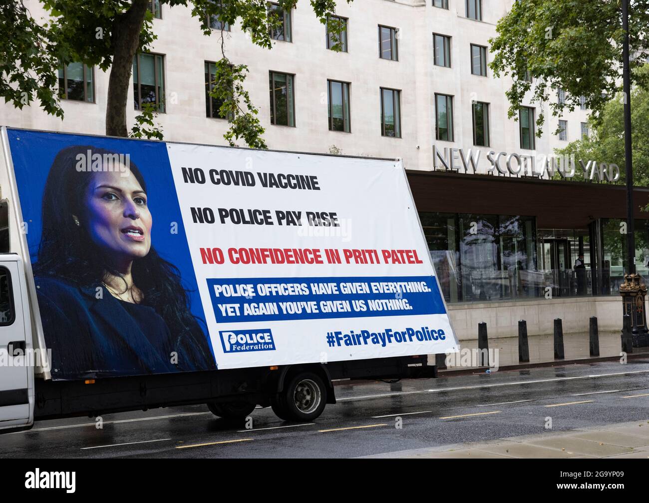 London, Großbritannien. Juli 2021. Ein Werbewagen außerhalb von New Scotland Yard kein Covid-Impfstoff, keine Erhöhung der Polizeigehälter, kein Vertrauen in Priti Patel John Apter, National Chair der Police Federation of England and Wales, und Ken Marsh, Der Vorsitzende der Metropolitan Police Federation übergibt im Namen ihrer 130,000 Mitglieder einen Brief an die Downing Street 10, in dem er um eine Gehaltserhöhung und bessere Konditionen bittet.Kredit: Mark Thomas/Alamy Live News Stockfoto