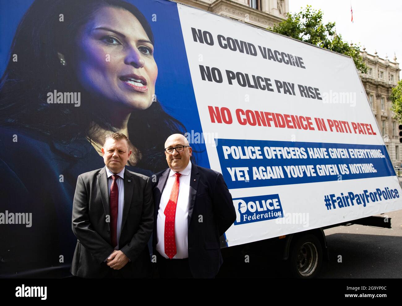 London, Großbritannien. Juli 2021. John Apter, nationaler Vorsitzender der Police Federation of England and Wales, und Ken Marsh, Vorsitzender der Metropolitan Police Federation, überreichen im Namen ihrer 130,000 Mitglieder einen Brief an die 10 Downing Street, in dem sie um eine Gehaltserhöhung und bessere Bedingungen baten. Ein Werbemittel für Readimg kein Civid-Impfstoff, kein Polizeilohn und kein Vertrauen in Priti Patel. Kredit: Mark Thomas/Alamy Live Nachrichten Stockfoto