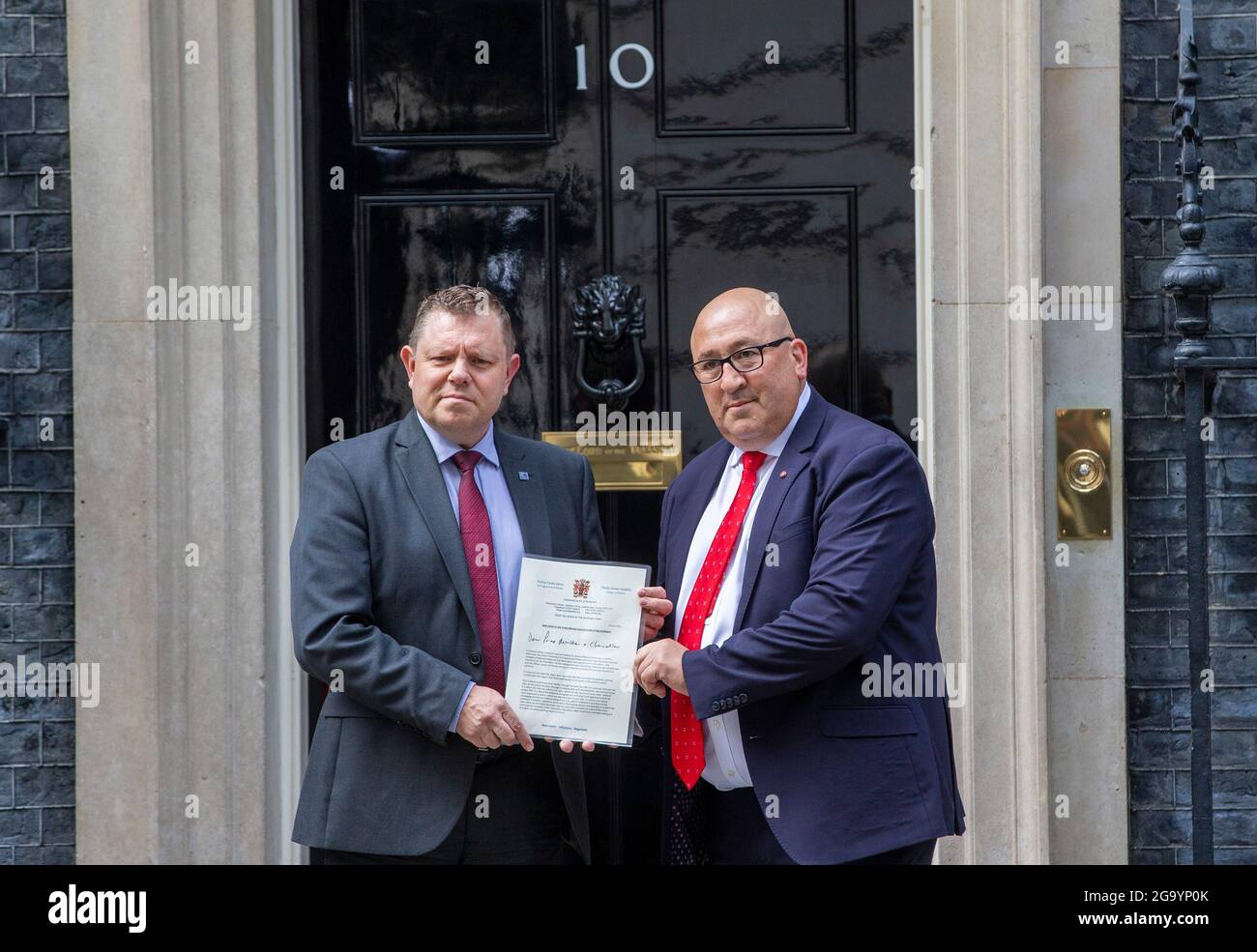 London, Großbritannien. Juli 2021. John Apter, nationaler Vorsitzender der Police Federation of England and Wales, und Ken Marsh, Vorsitzender der Metropolitan Police Federation, überreichen im Namen ihrer 130,000 Mitglieder einen Brief an die 10 Downing Street, in dem sie um eine Gehaltserhöhung und bessere Bedingungen baten. Kredit: Mark Thomas/Alamy Live Nachrichten Stockfoto