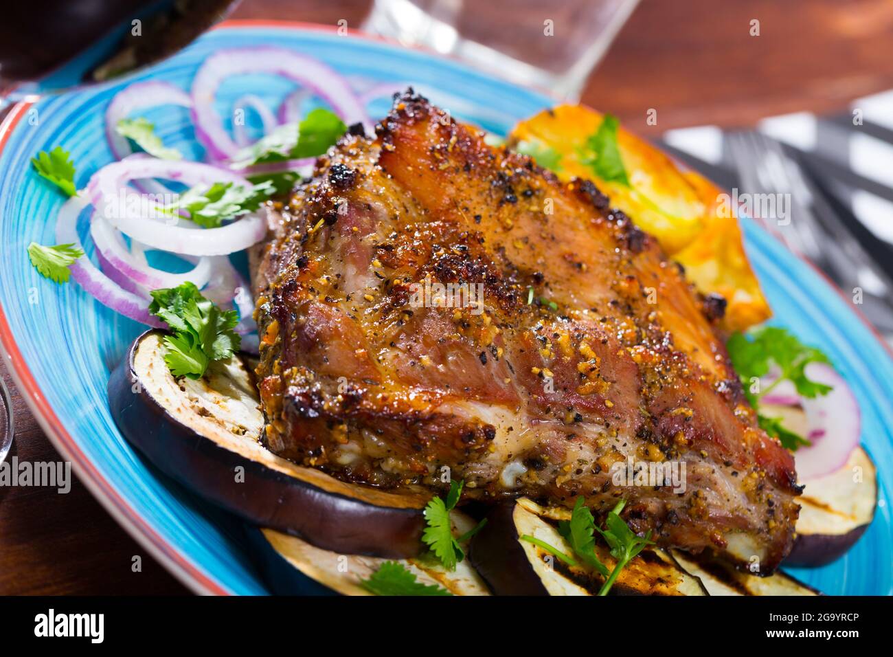 Gebratenes schweinefleisch carre mit Gemüse Stockfoto