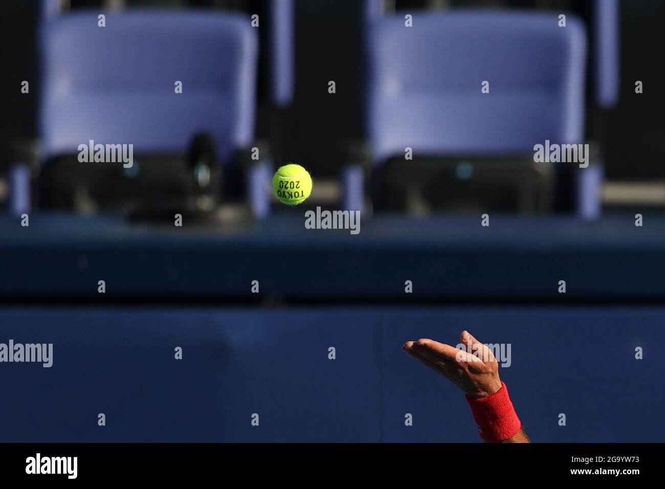 (210728) -- TOKIO, 28. Juli 2021 (Xinhua) -- der serbische Novak Djokovic dient während des Tennis Men's Singles in der dritten Runde gegen Alejandro Davidovich Fokina aus Spanien bei den Olympischen Spielen 2020 in Tokio, Japan, 28. Juli 2021. Stockfoto