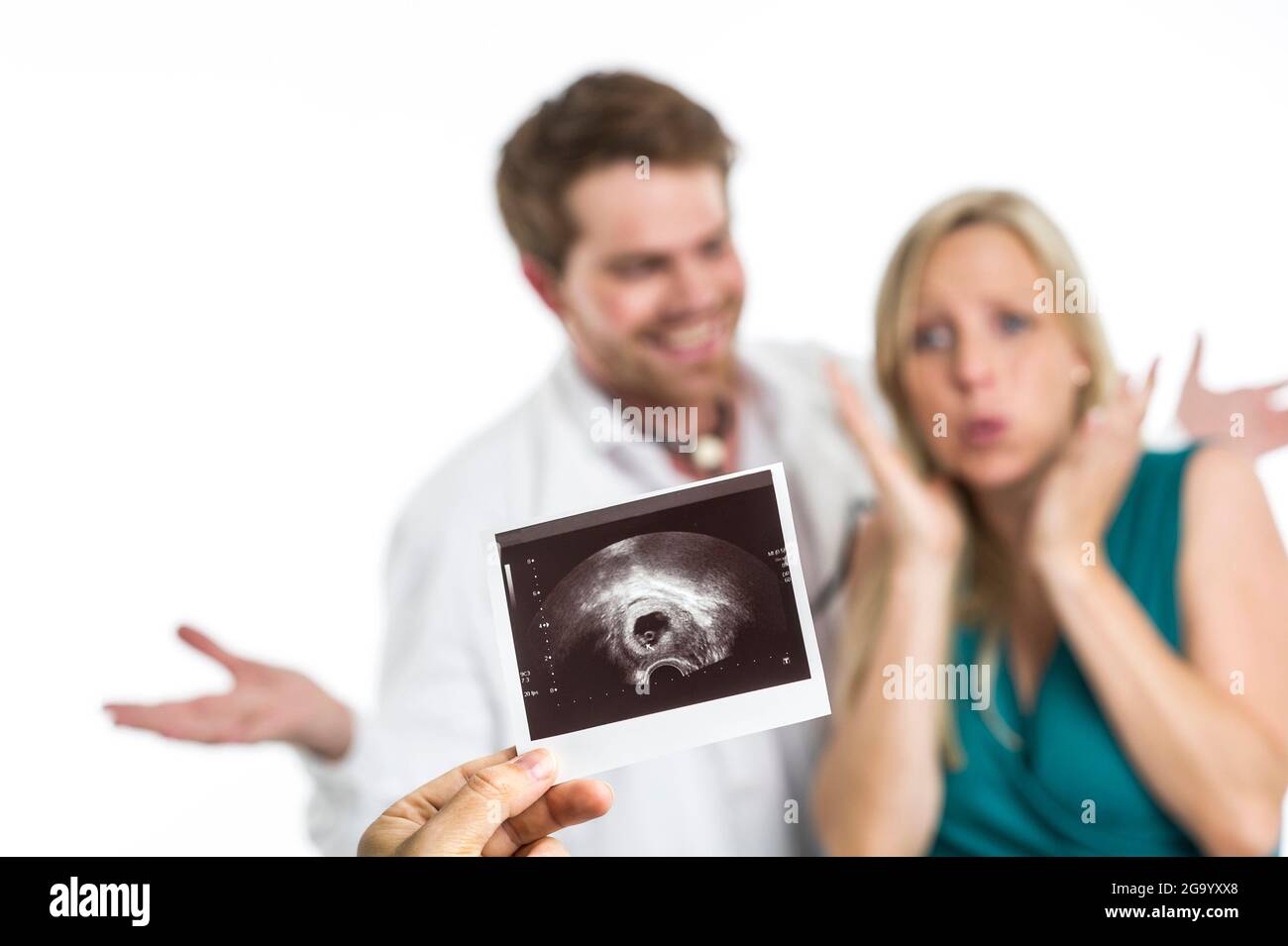 Arzt spricht über das Ultraschallbild der Schwangeren, Deutschland Stockfoto