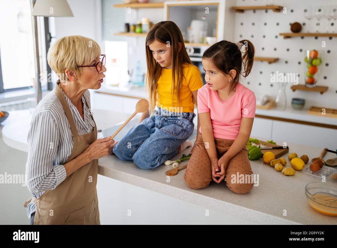 Großmutter schimpft ihre Enkelkinder Mädchen. Familie, Bestrafung, Disziplin Konzept Stockfoto