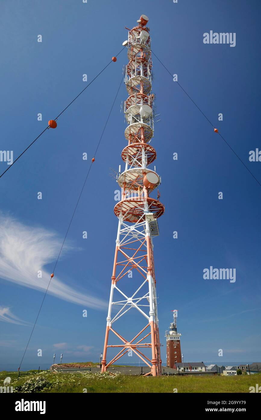 Radarturm, Stahlgitterkonstruktion mit dreieckigem Querschnitt, mit Spannseilen gesichert, Deutschland, Schleswig-Holstein, Helgoland Stockfoto