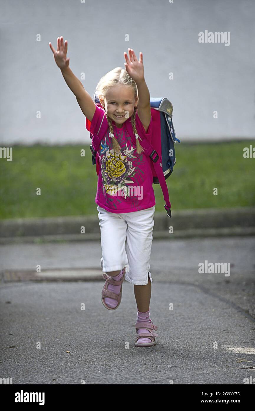 Glückliches Schulmädchen an ihrem ersten Schultag in Deutschland Stockfoto