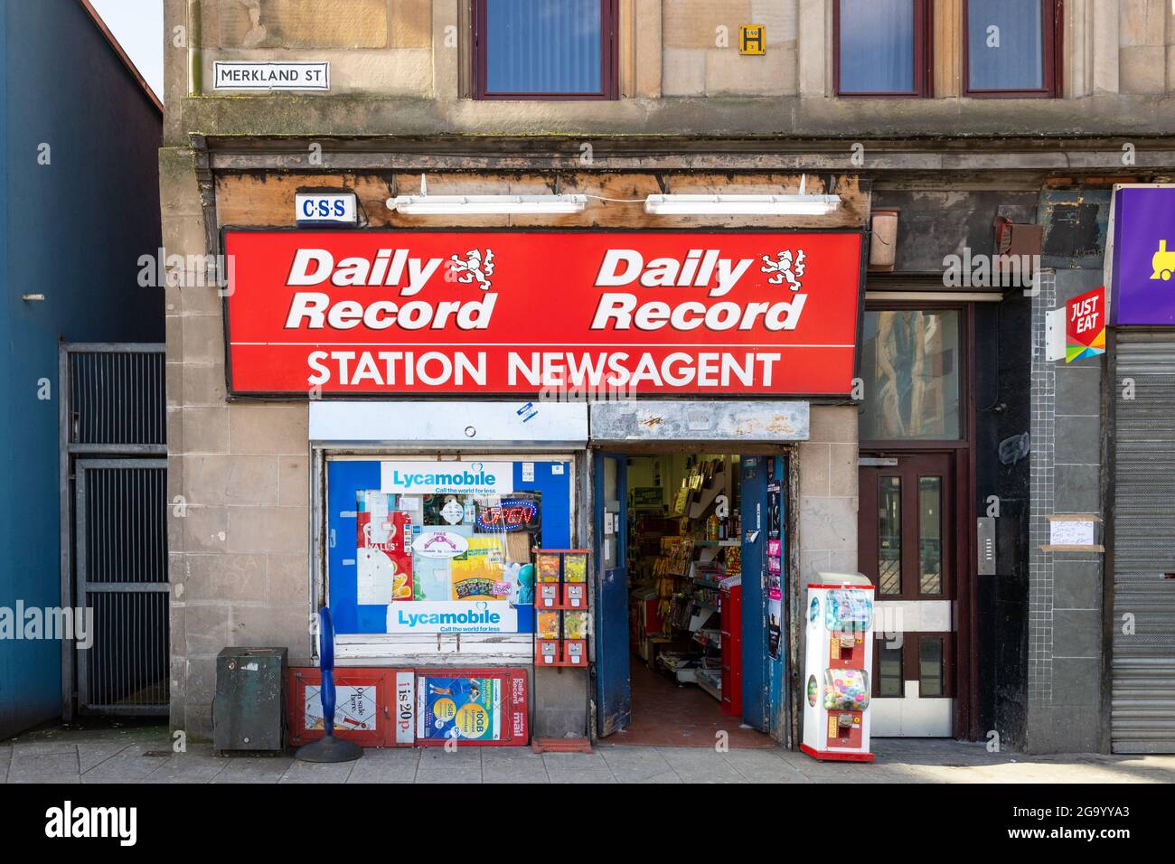 Zeitungsvermittler kaufen „Station Zeitungsvermittler“ mit Daily Record-Werbeschild in Partick, Glasgow, Schottland, Großbritannien Stockfoto