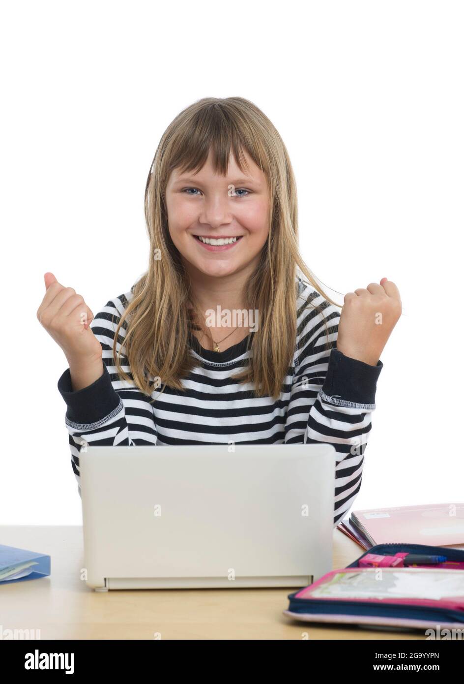 Motiviertes Mädchen, das vor einem Laptop sitzt Stockfoto