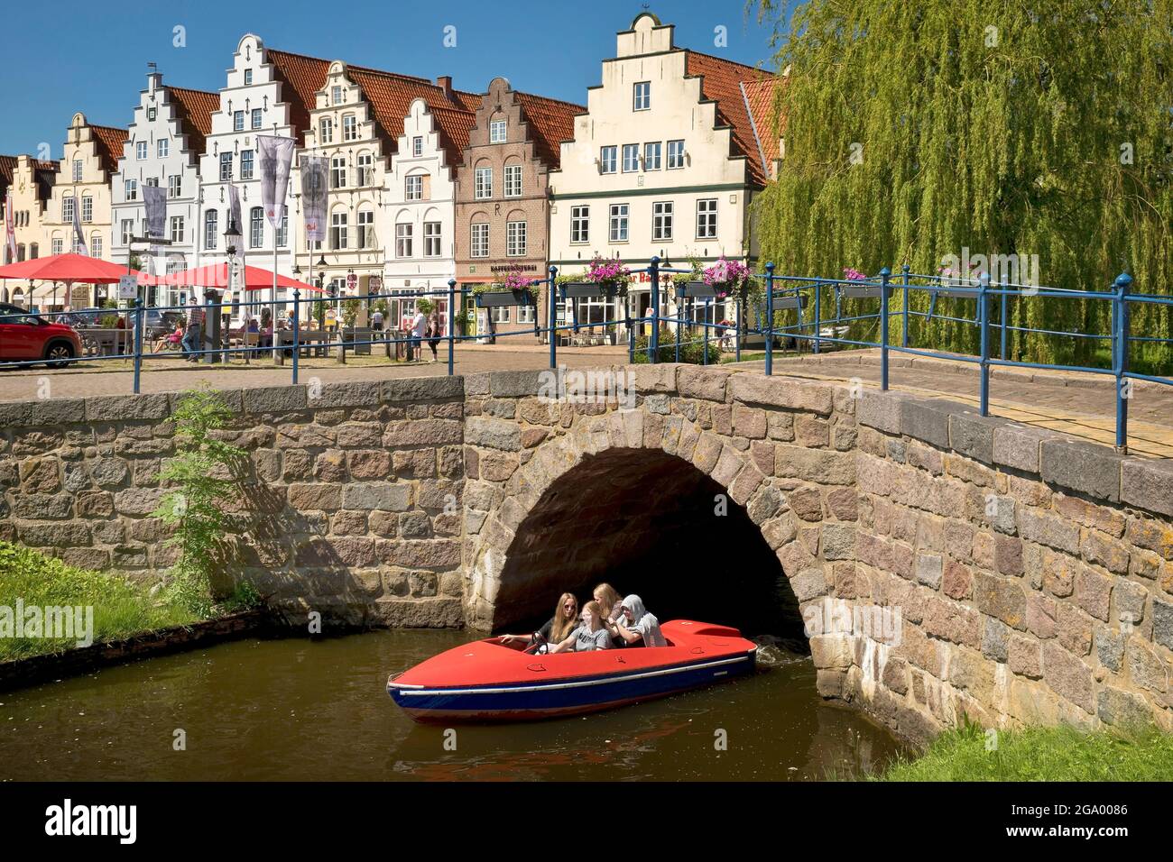 Brücke über den Mittelburggraben mit Giebelhäusern, Deutschland, Schleswig-Holstein, Nordfriesland, Friedrichstadt Stockfoto