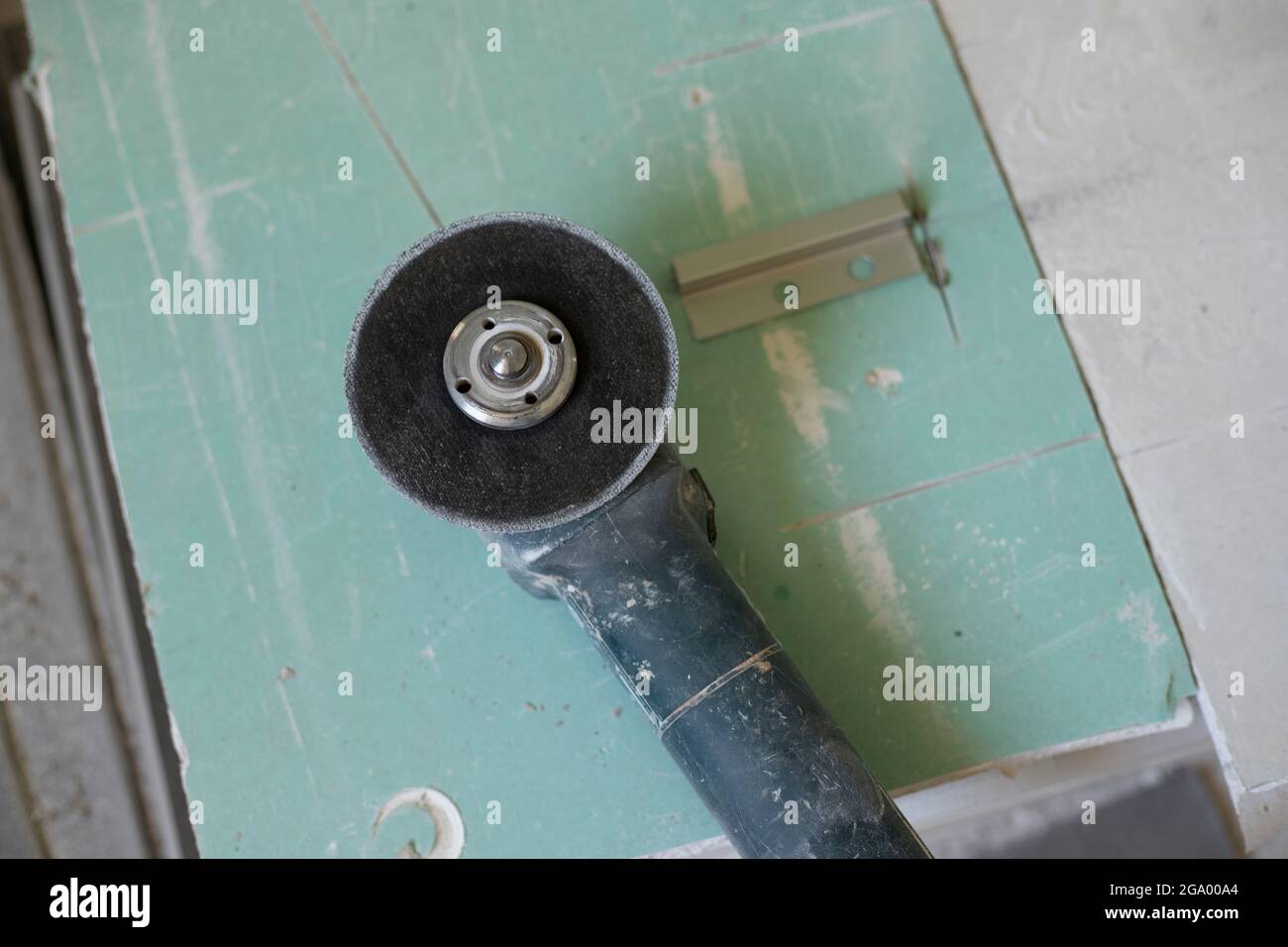 Elektrische Schmirgelbrett nach oben auf einem Tisch lehnen Stockfoto