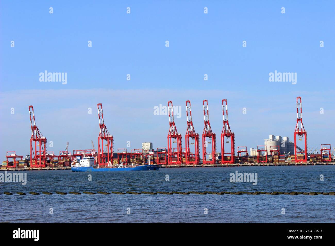 Liverpool2-Anlage am Hafen von Liverpool vom New Brighton Beach, Wirral aus gesehen Stockfoto
