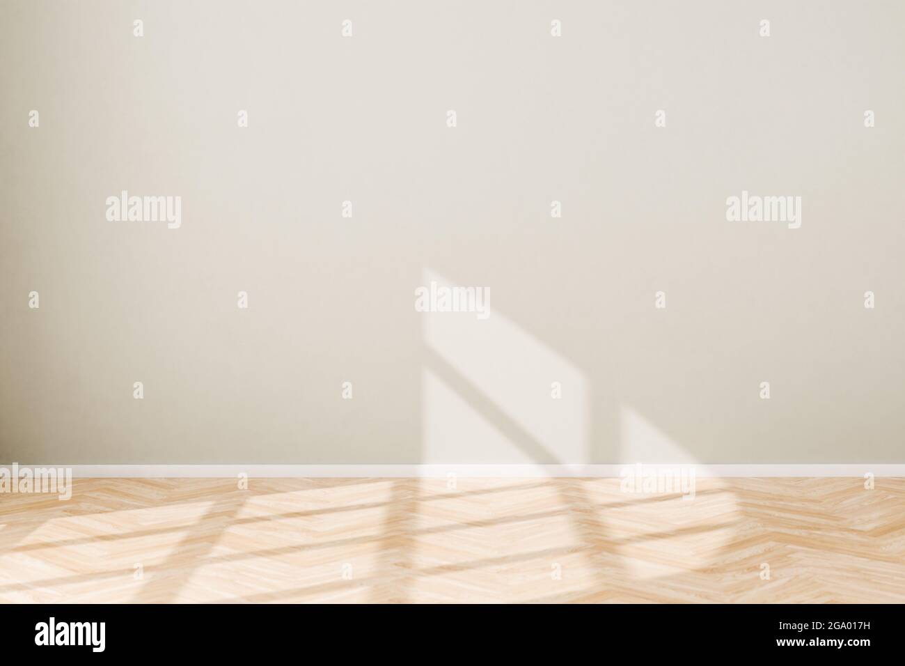 Innenansicht: Leeres Wohnzimmer in einem Gebäude im Loft-Stil. Helle Wand, Holzparkettboden, direktes Sonnenlicht, das das Fenstermuster zeigt. 3d-Rendering Stockfoto