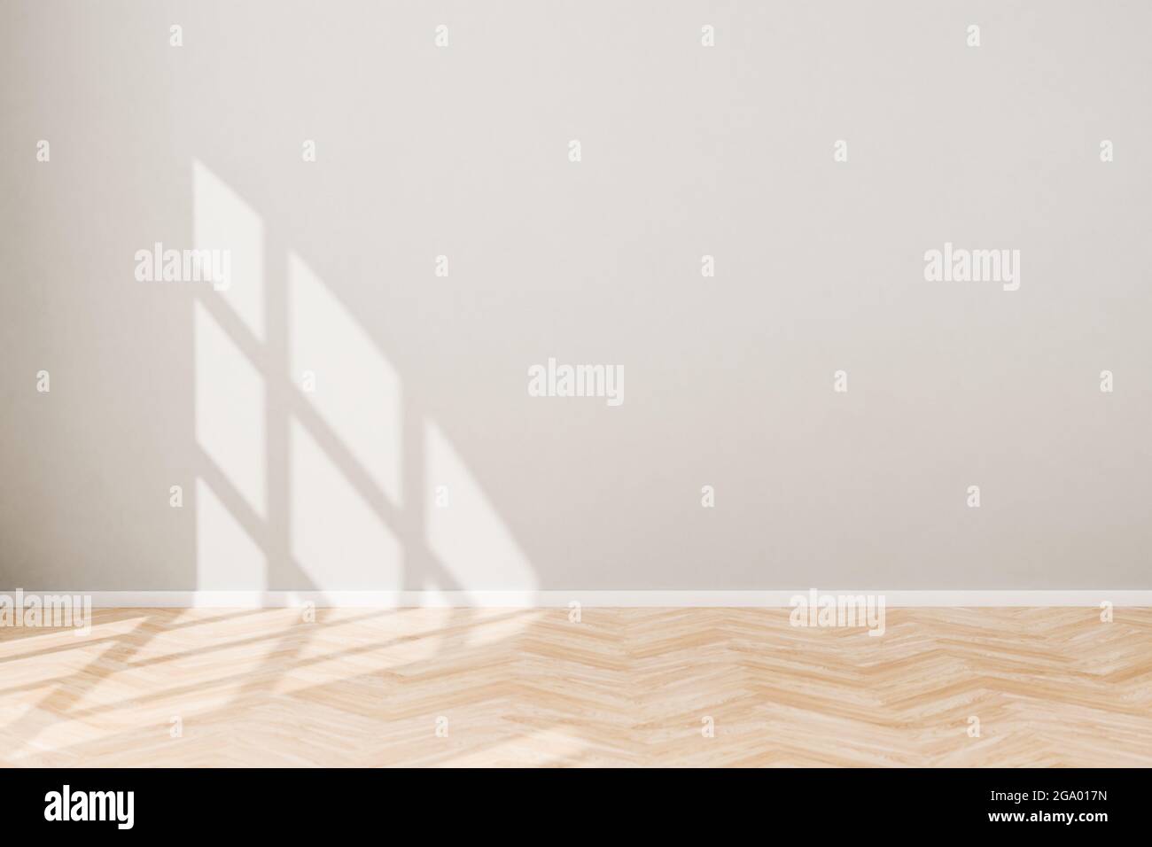 Innenansicht: Leeres Wohnzimmer in einem Gebäude im Loft-Stil. Helle Wand, Holzparkettboden, direktes Sonnenlicht, das das Fenstermuster zeigt. 3d-Rendering Stockfoto