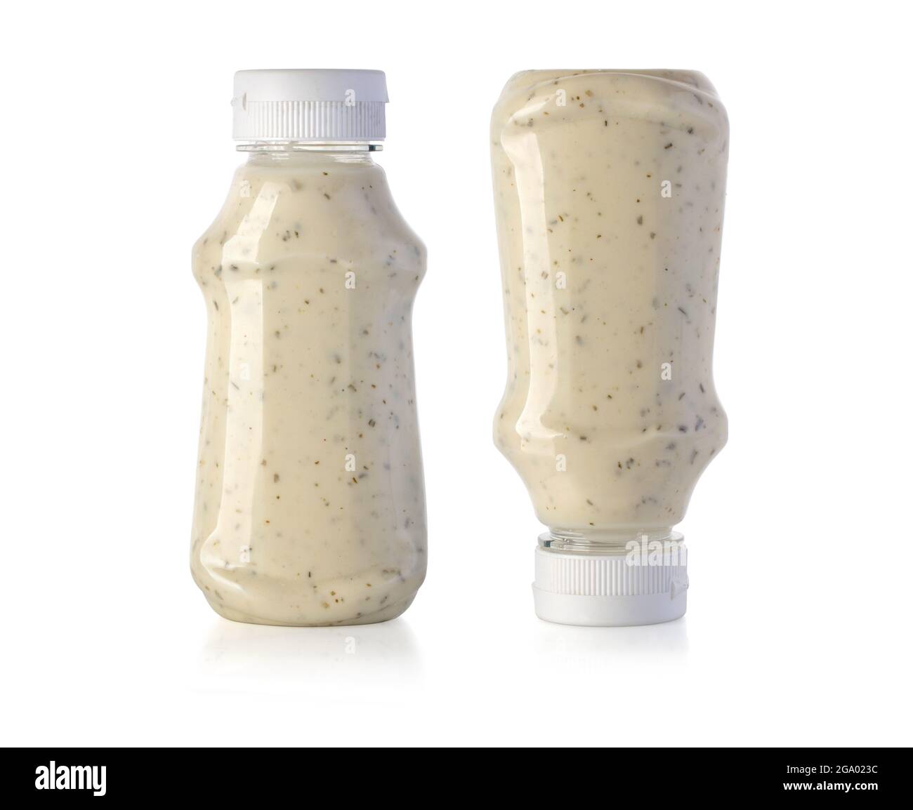 Grillsaucen in Plastikflaschen isoliert auf weiß mit Schneideweg Stockfoto