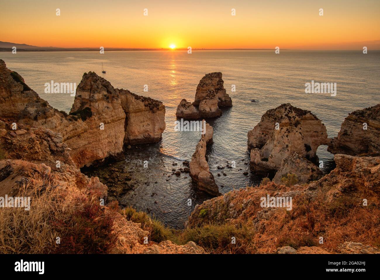 Ponta da Piedade, Felsformation mit Sonnenaufgang, Lagos, Portugal Stockfoto