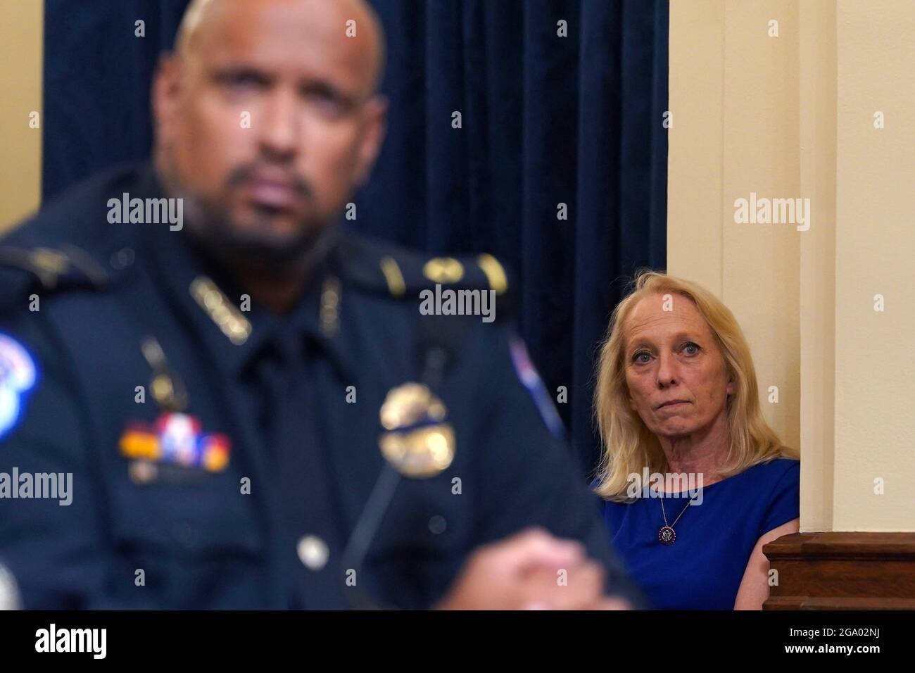 Senatorin Madeleine Dean, D-Pa., hört von der Seite während der Anhörung des Auswahlausschusses des Repräsentantenhauses zum Angriff auf den Capitol Hill am Dienstag, den 27. Juli 2021, am 6. Januar. (AP Photo/ Andrew Harnik, Pool) Foto von Andrew Harnik/Pool/ABACAPRESS.COM Stockfoto