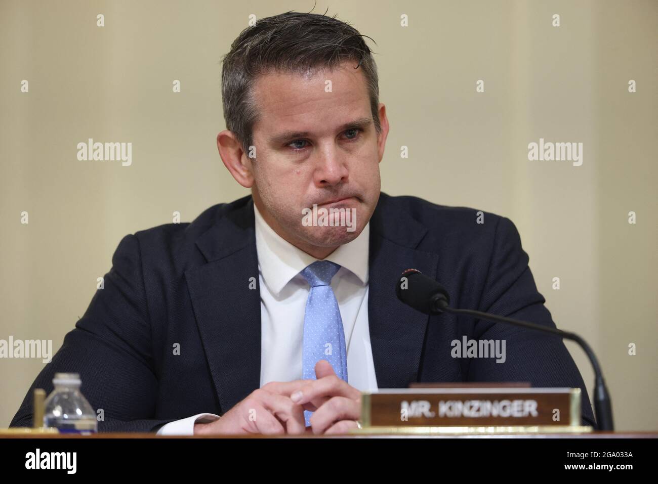 Adam Kinzinger, republikanischer Repräsentant aus Illinois, reagiert während seiner Befragung nach Aussagen eines Offiziers vor Mitgliedern des Select Committee zur Untersuchung des Angriffs auf das US-Kapitol am 6. Januar, einschließlich des Vorsitzenden und demokratischen Vertreters aus Mississippi Bennie Thompson, Während ihrer ersten Anhörung im Bürogebäude des Cannon House auf dem Capitol Hill in Washington, DC, USA, am 27. Juli 2021. Das Komitee wird Zeugenaussagen von Mitgliedern der US Capitol Police und des Metropolitan Police Department hören, die am 0. Januar versucht haben, das Capitol vor Aufständischen zu schützen Stockfoto