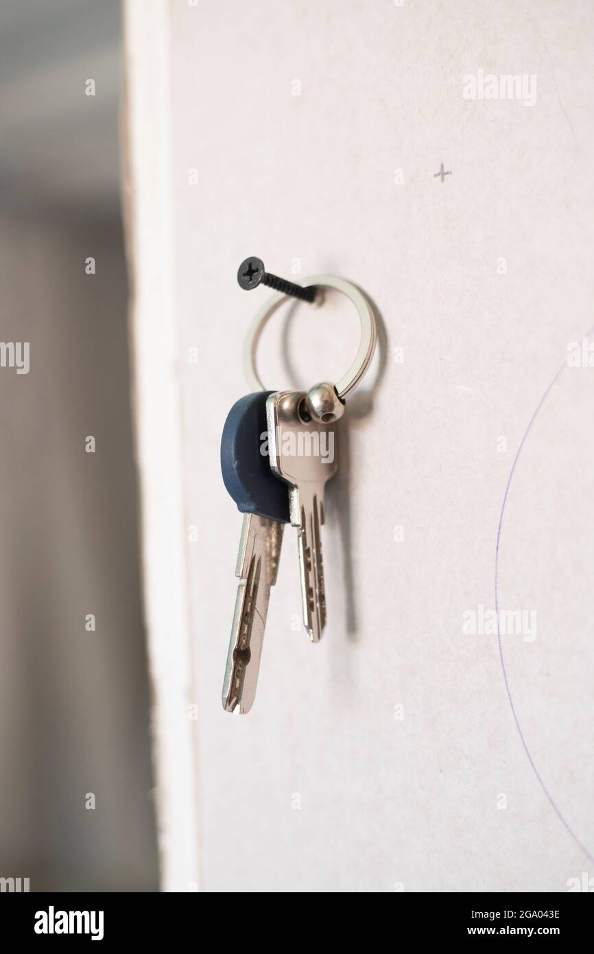 Schlüssel an der Wand hängen an einem Nagel Stockfotografie - Alamy