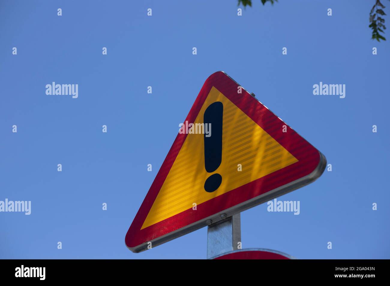 Außenschild mit Ausrufezeichen. Warnschild im Freien. Stockfoto