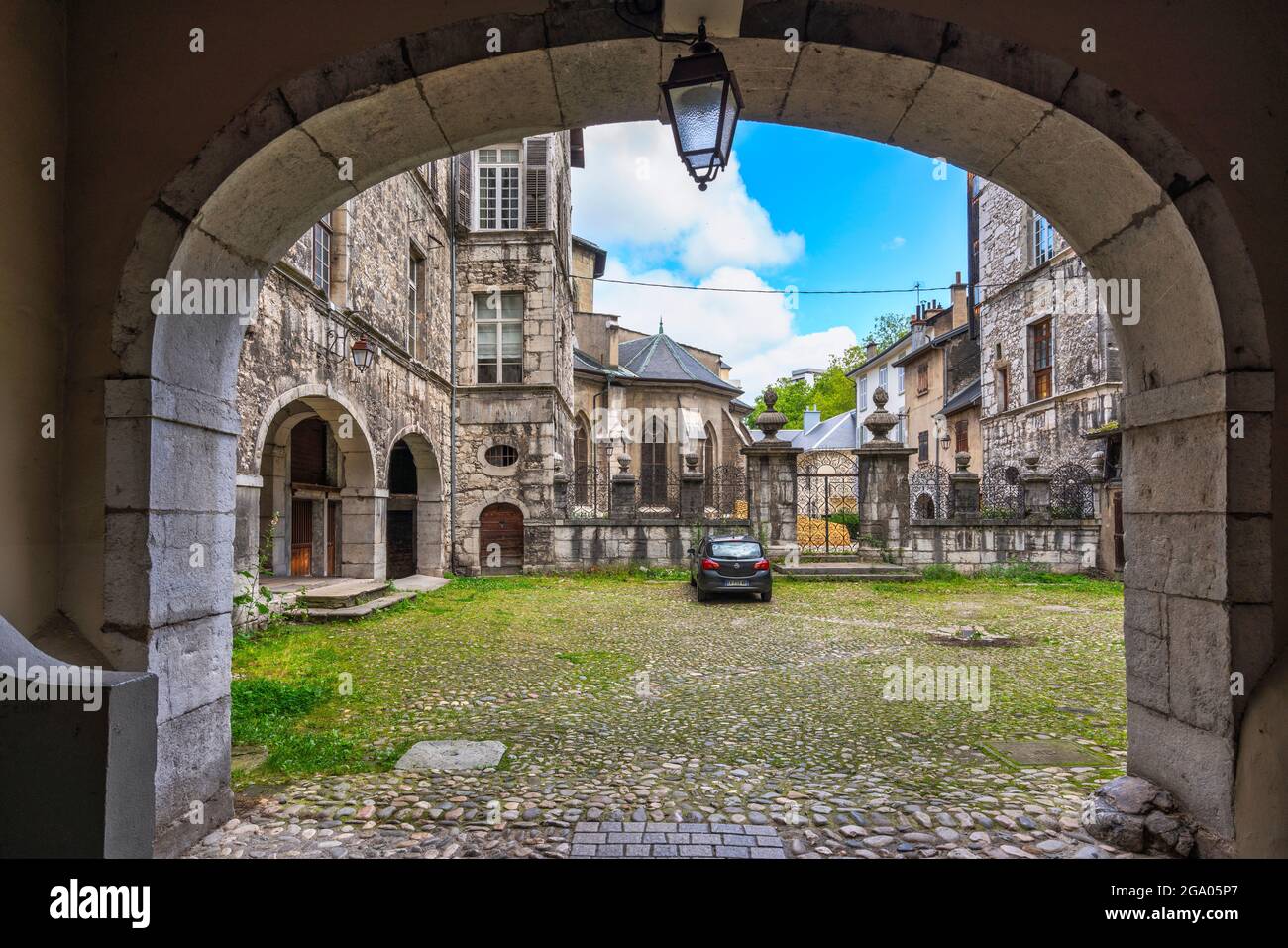 Überdachter Zugang zu einem alten Innenhof in der Nähe der Kathedrale von San Francesco de Sales in Chambery. Chambery, Region Auvergne-Rhône-Alpes, Frankreich Stockfoto