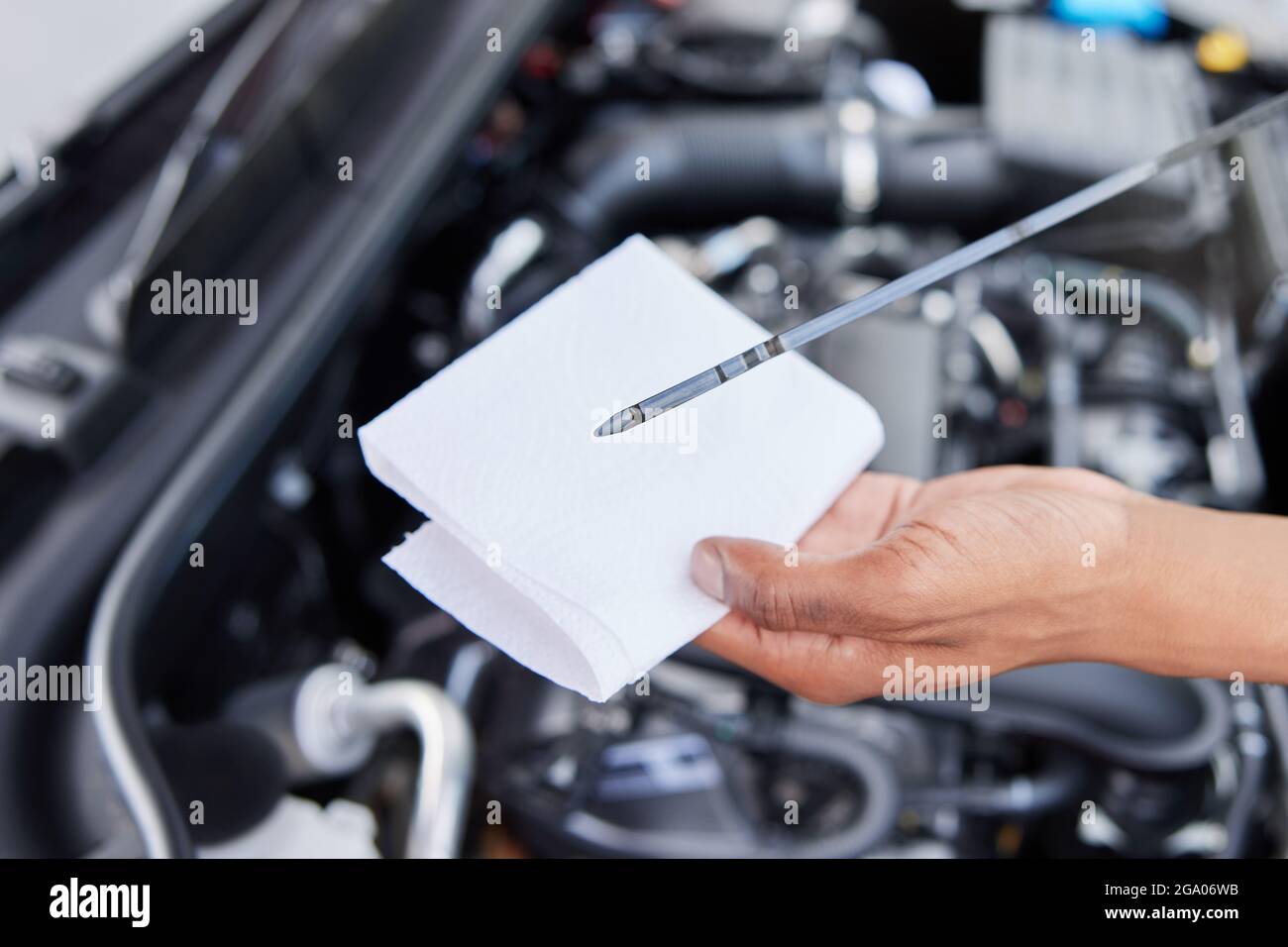 Motor ölmessstab mechaniker auto -Fotos und -Bildmaterial in hoher  Auflösung – Alamy