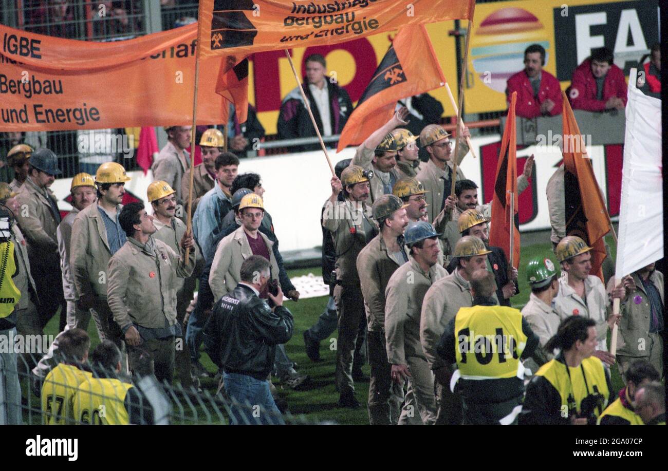 Bochum, Deutschland. 5. Juli 2021. firo, 07.03.1997 Fuvuball, Fußball, 1. Bundesliga, Saison 1996/1997, Archivfoto, 96/97 Archivfotos, VfL Bochum - FC Schalke 0: 1 Bergleute erhielten Freikarten für das Ruhrpott Derby und demonstrierten gegen die Schließung ihrer Minen, Kohle, Ruhrgebiet Credit: dpa/Alamy Live News Stockfoto