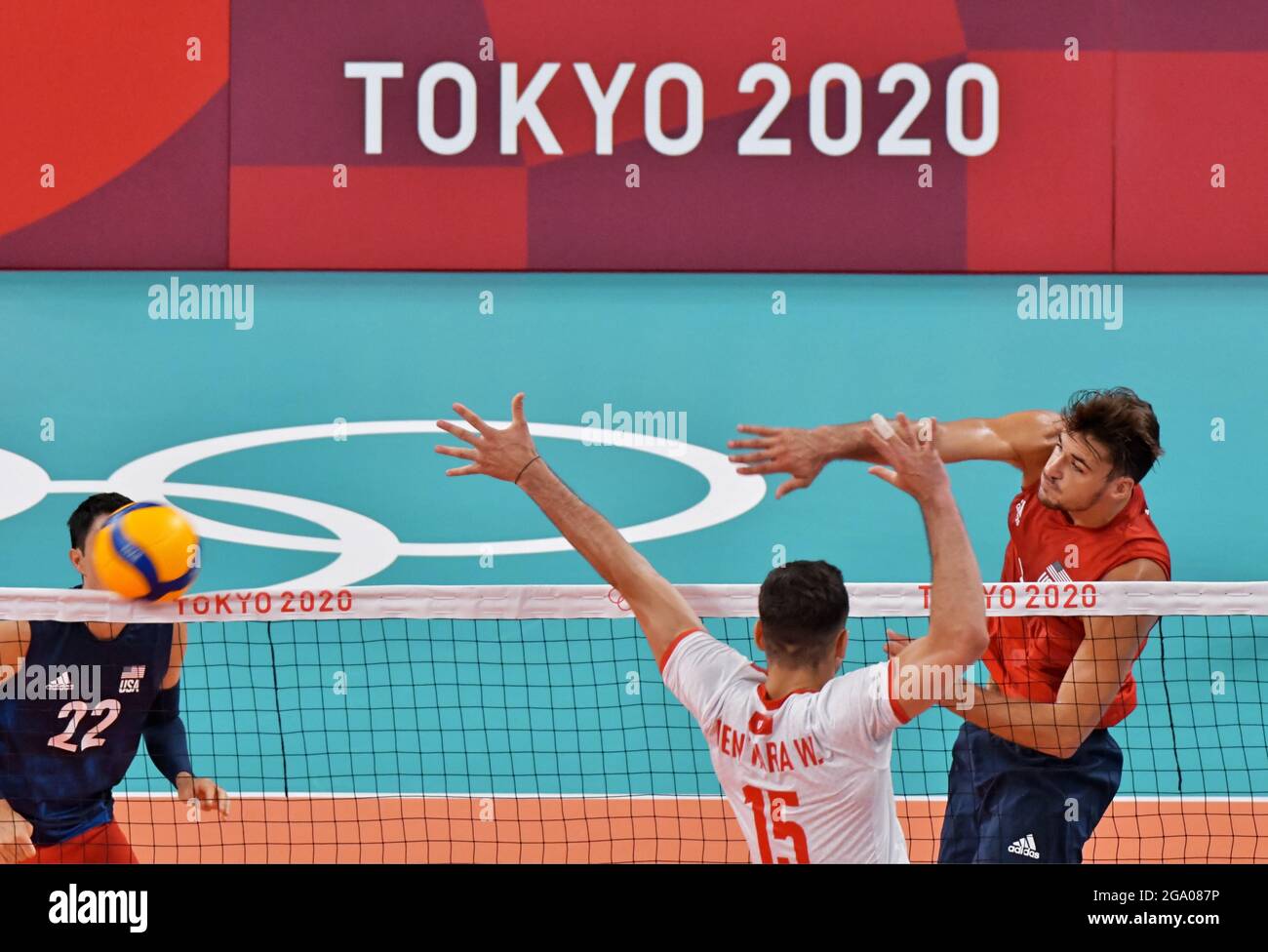 Tokio, Japan. Juli 2021. Der US-Amerikaner Torey Defalco spielt in der Vorrunde während des Tokioter Volleyball der Männer in der Ariake Arena am Mittwoch, dem 28. Juli 2021, den Ball. Foto von Keizo Mori/UPI Credit: UPI/Alamy Live News Stockfoto