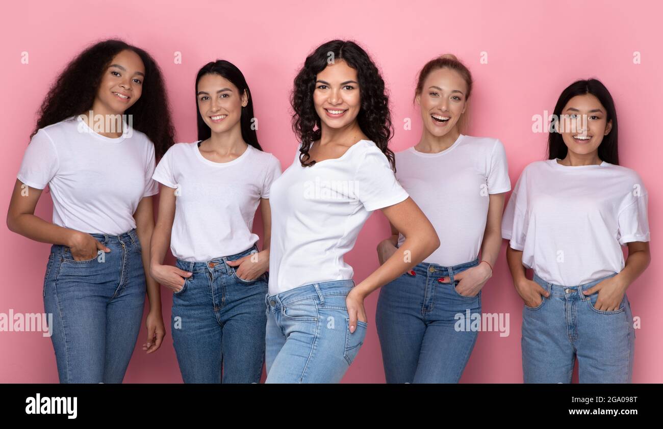 Latin Lady Posiert Mit Multiethnischen Gruppe Von Frauen, Rosa Hintergrund Stockfoto