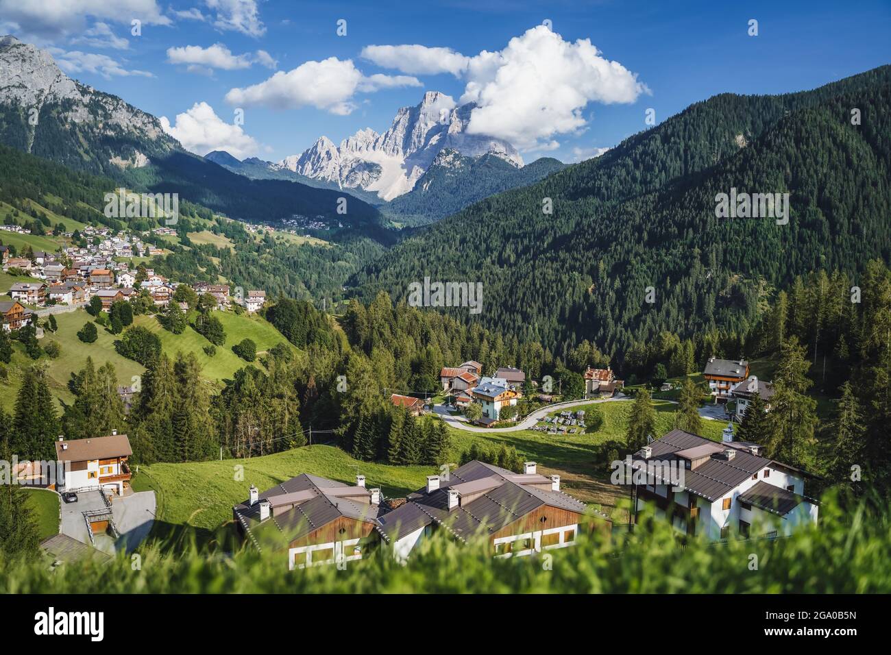 Small village of Pian near Selva di Cadore and beautiful mountains view, South Tirol, Dolomiti Mountains, Italy Stockfoto