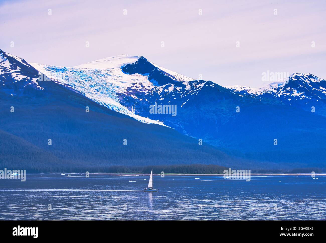 Ein Segelboot auf dem See. Berge mit schmelzendem Schnee im Hintergrund. Die Fjorde Alaskas, einzigartige Naturlandschaften. Alaska, USA. Juni 2019. Stockfoto