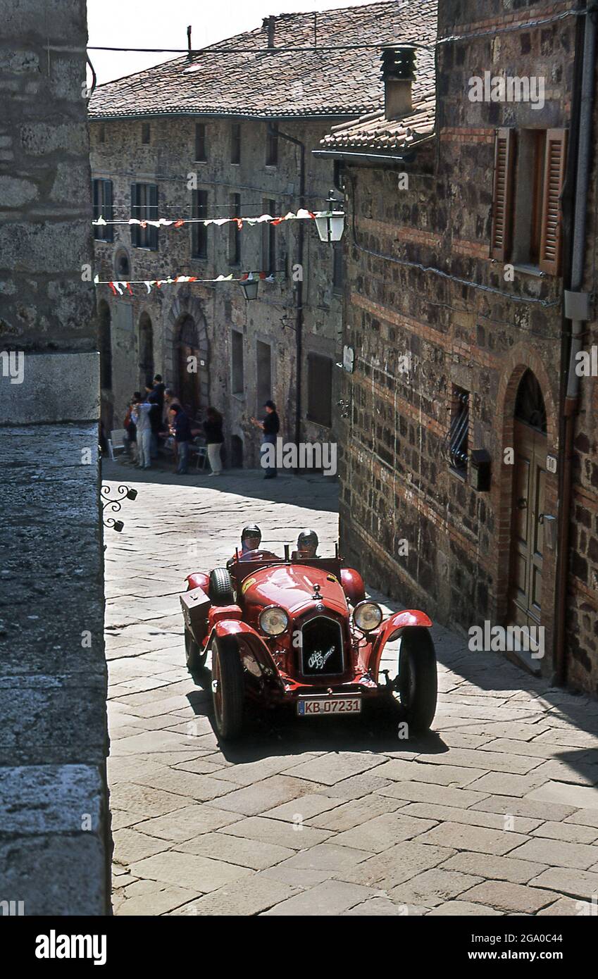 Oldtimer Alfa Romeo fährt auf dem historischen Motorevent Mille Miglia 2001 in Italien Stockfoto