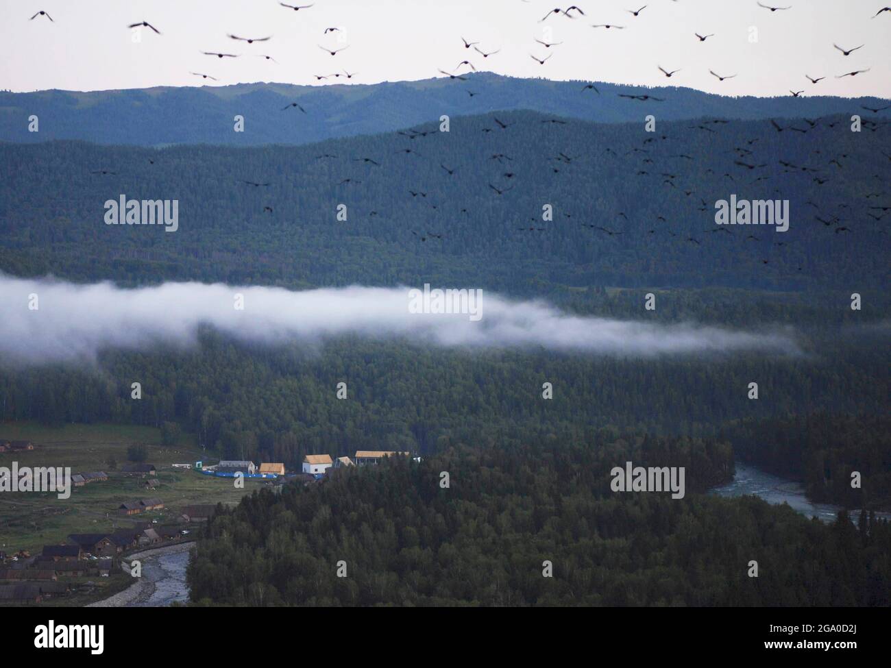 (210728) -- ALTAY, 28. Juli 2021 (Xinhua) -- das Foto vom 24. Juli 2021 zeigt die Landschaft des Dorfes Hemu in Kanas in Altay, der Autonomen Region Xinjiang Uygur im Nordwesten Chinas. Die malerische Region Kanas, die sich auf dem Höhepunkt der touristischen Saison befindet, hat laut der Gemeinde vom 1. Mai bis zum 27. Juli über 6.2 Millionen Touristen aufgenommen. (Xinhua/Sadat) Stockfoto