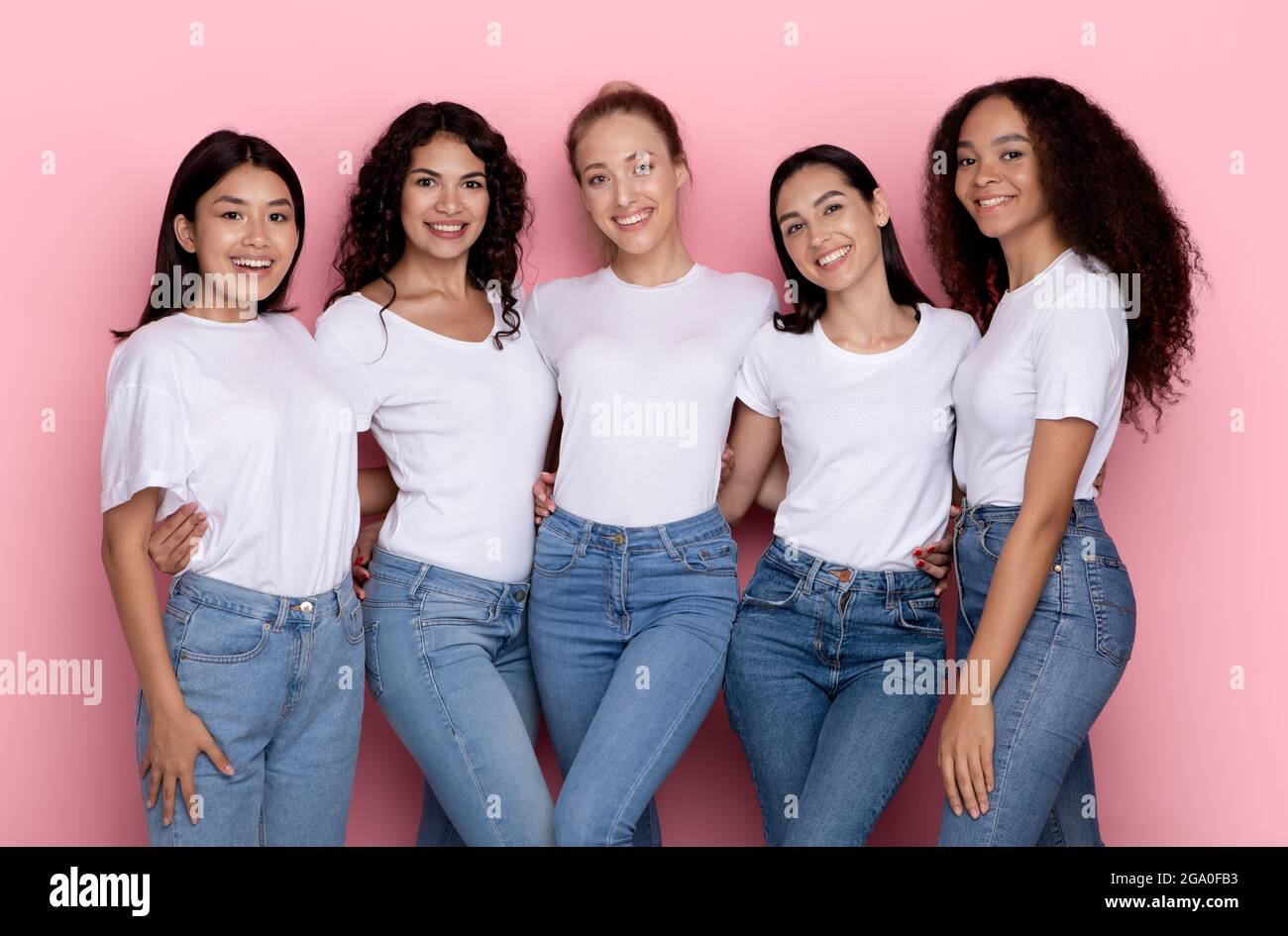 Gruppe Von Fünf Glücklichen Multirassischen Damen Umarmt Über Rosa Hintergrund Stockfoto
