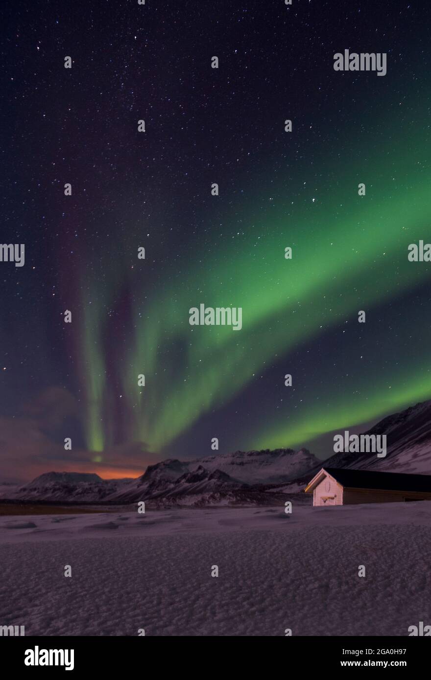 Die Nordlichter beleuchten den isländischen Winterhimmel Stockfoto