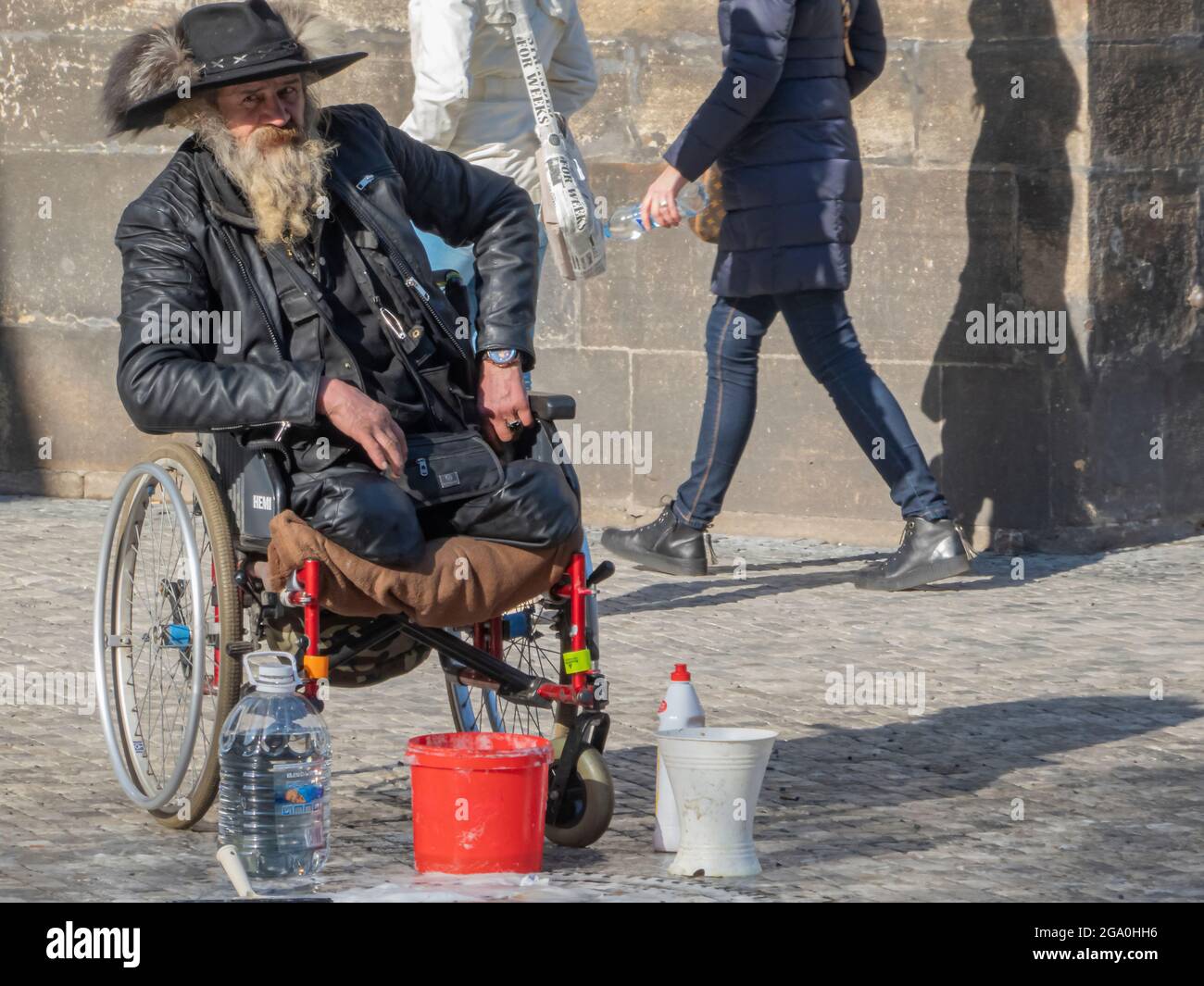 Prag, Tschechische Republik; Februar 16 2019. Obdachloser Bettler im Rollstuhl, der in Prag Seife für Blasen vorbereitet. Stockfoto