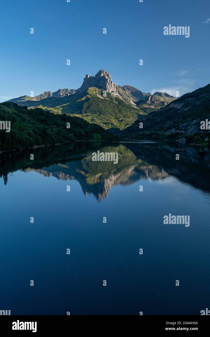 Lanuza Reservoir und Peña Foratata im Hintergrund, Tena Valley, Spanische Pyrenäen, Provinz Huesca, Aragon, Spanien, Europa Stockfoto