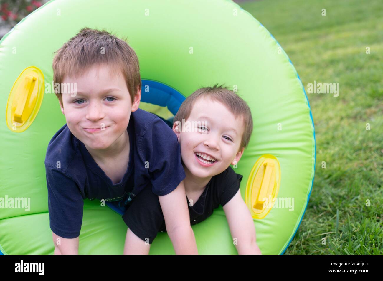 Sommerspaß in der Nachbarschaft Stockfoto