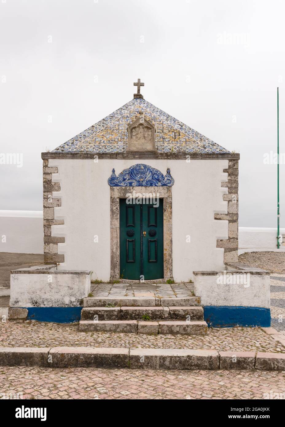 Nazare, Portugal - 30. Juni 2021: Blick auf die Ermida da Memoria, die Gedächtniskapelle in Nazare Sitio Stockfoto